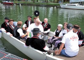 Les yodleurs de l’Echo du Gros-de- Vaud et de Démoret ont débarqué vers un public conquis d’avance. ©Carole Alkabes