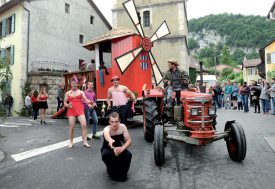 Les «danseuses» du Moulin rouge de la Jeunesse de Champvent ont attiré les regards lors de leur show. ©Michel Duperrex