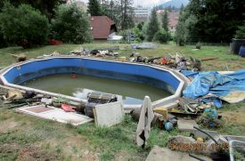 La piscine était jonchée d’affaires, une serre avait été aménagée sur le terrain avec des poules, les fenêtres, la façade, les parties communes du bâtiment et le mobilier, tout était abîmé. ©Michel Duvoisin