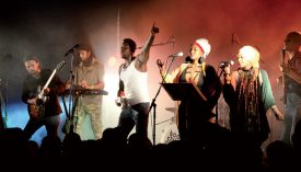 Le chanteur Amadou Diolo et son groupe ont conquis le public, samedi soir, sur la grande scène. ©Michel Duperrex