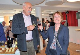 Le syndic de Sainte-Croix, Franklin Thévenaz (à g.), a trinqué avec Claudine Bulle-Lescoffit, la Maire des Fourgs durant la partie officielle. ©Carole Alkabes