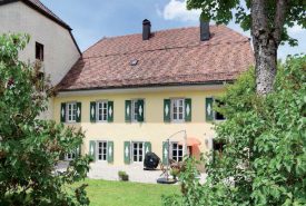 La cure de l’Abbaye figure dans la liste des vingt édifices proposés à la vente. ©DR
