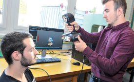 Les étudiants du CPNV Sylvain Bardera (à g.) et Valentin Claret font la démonstration du scannage 3D d’un visage, grâce à de la lumière blanche. ©Carole Alkabes