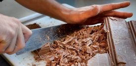 Michaël Randin n’a trouvé que deux fournisseurs suisses de chocolat Bourgeon Bio. Petite surprise : ils ne livrent que par blocs de 10 kilos. ©Michel Duperrex