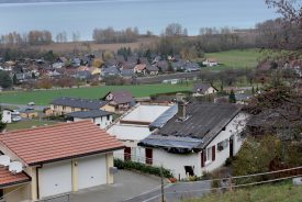 Sur les hauts de Cheyres, le toit de la villa d’André Jaccard, ancien syndic de la commune fribourgeoise, s’est envolé. ©Michel Duperrex