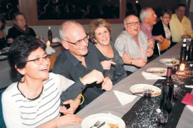 Que ce soit sur la piste de danse ou à table, tout le monde s’est amusé à Ependes. ©Michel Duperrex