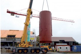 L’énorme citerne, d’une capacité de 85 000 litres, pèse 22 tonnes, pour une hauteur de 10 mètres. ©Michel Duvoisin