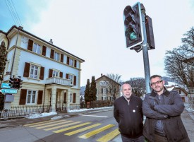 Les municipaux Philippe Duvoisin et Cédric Roten en février dernier, devant le feu fraîchement installé à la rue Neuve. ©Alkabes-a