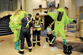 La présence de chlore a incité les pompiers à se vêtir de tenues spéciales. Un problème de mélange acide chlorhydrique-eau de Javel semble être en cause. ©Michel Duperrex