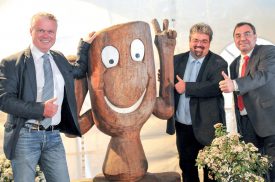 Les représentants d’Yverdon-les-Bains, Jean-Daniel Carrard, syndic, Pierre Dessemontet et Jean-Claude Ruchet, municipaux, aux anges avec le trophée. ©Carole Alkabes