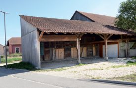L’ancienne ferme et le hangar attenant seront bientôt démolis. ©Michel Duperrex