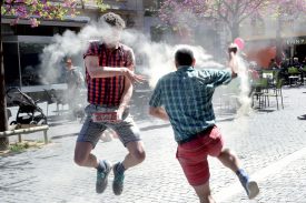 Joshua Monten (à g.) et son acolyte Konstantinos Kranidiotis ont dessiné, avec leur performance «Kill Your Darlings», des carrés à la craie sur les pavés de la place de l’Ancienne Poste. Epoustouflant ! ©Michel Duperrex