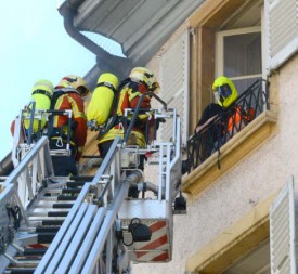 Les hommes du SDIS ont dû évacuer un locataire de la rue du Lac numéro 8 à l’aide de la grande échelle. Ce dernier était prisonnier à l’intérieur de l’immeuble où deux foyers ont été découverts, un au premier étage (en bas à g.) et un second au troisième étage (en bas à dr.).