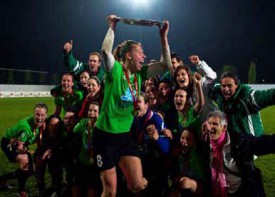 La première victoire en Coupe suisse. Caroline Abbé brandit le trophée © Champi