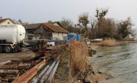 Cette friche industrielle sera transformée en une zone résidentielle et en un espace de détente, par lequel le public pourra accéder au lac. © Muriel Aubert