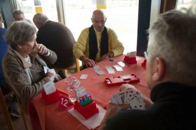 Tino Iacona (avec l’écharpe) et son partenaire Gilbert Creste: concentration et réflexion pour cette équipe nord-vaudoise! © Mickaël Justo