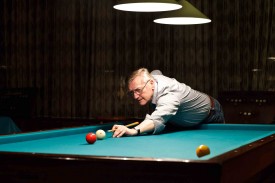 Frédy Meier a commencé le billard français il y a quelques années. Sa progression est à l’image de sa motivation: exemplaire! Le but, ici, pour marquer un point? Au moyen de la boule blanche, taper la rouge, puis la jaune. © Muriel Antille