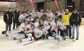 La joie des joueurs et du staff du HCY après cette victoire en finale de la Coupe vaudoise à Villars. © Juillerat