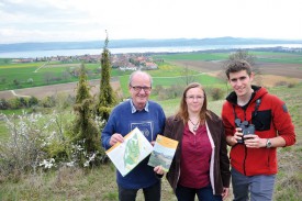 De g à dr: Jean-François Righetti, président de Regio 21, Hélène Jaccard, auteure de la brochure et Ludovic Longchamp, gestionnaire de la nature HES. © Michel Duperrex