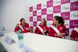 L’ambiance est cordiale au sein de l’équipe de Suisse. Heinz Günthardt, ici avec Stefanie Vögele (au centre) et Amra Sadikovic, prend son rôle de motivateur très à coeur. © Muriel Antille