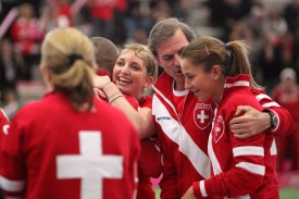 Timea Bacsinszky ravie et Belinda Bencic félicitée par le capitaine Heinz Günthardt après leur victoire 4-1 contre le Bélarus. © Muriel Antille
