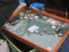 Une bande de ressortissants roumains a perpétré des larcins à la brocante d’Yverdon-les-Bains. Un marchand a réussi à prendre deux femmes sur le fait et à les menotter, avant que la police n’intervienne et ne procède à leur interpellation. © Juillerat