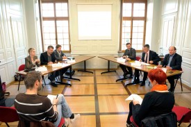 De gauche à droite, Nathalie Saugy (municipale de la culture et du tourisme), Vincent Sager (directeur d’Opus One), Raphaël Kummer (chef de projet à la Ville), Pascal Pittet (commandant de la Police municipale), Jean-Daniel Carrard (municipal de la police, du SIS et des sports) et Daniel von Siebenthal (syndic). © Nadine Jacquet