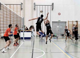 L’équipe de 2e ligue masculine du VBC Sainte-Croix peut compter sur des joueurs d’expérience, à l’image de son excellent passeur Jean-François Gander et du redoutable Toni «Carrefour» Haarpaintner. © Champi-a