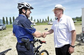 Le capitaine Richard Guillemin vient annoncer la venue des autorités de la Ville et du préfet pour l’entame de nouvelles négociations. © Michel Duperrex