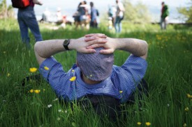 Après une bonne marche, le repos était de mise au jardin de la Cure. © Gabriel Lado
