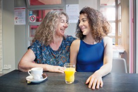 Grande complicité entre Amandine et sa maman, Evelyne, au café «Chez Tcharl’s», à Chavornay. © Simon Gabioud