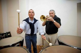 Jacques Hurni (à gauche) remplacera Eric Urfer (à droite) à la tête du Conservatoire de musique du Nord vaudois. Si sur cette photo, il s’essaie à la percussion, il est, comme son prédécesseur, plus à l’aise à la trompette.