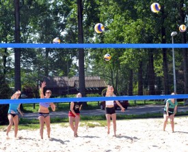 Samedi dernier, plus d’une vingtaine de joueuses et joueurs de beach-volley ont participé à l’entraînement organisé par Beach Volley Yverdon. © BVY