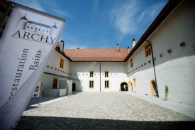 La cour intérieure du Château, lumineuse, et... dotée d’un ascenseur! Une vraie réussite, entre tradition et modernité.