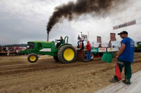 Les fameux tracteurs jaunes et verts avaient notamment déjà foulé le sol de Chavornay lors du premier Tractor-pulling de la plaine de l’Orbe, l’été dernier! © Muriel Antille-a
