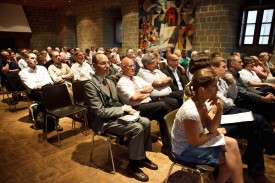 Le public a écouté très attentivement les présentations du syndic Daniel von Siebenthal et des experts. Les questions, elles, touchent des points qui affectent les habitants. © Muriel Antille