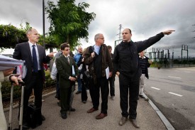 Rue de Montagny, Luc Tomasetti (à droite) explique au président François Kart (à gauche) les mesures qui seront prises dans le futur. © Muriel Antille