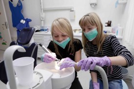 Les jeunes ne pourront pas, cet automne, découvrir le métier de leur rêve, comme ici Chloé et Emanuelle qui s’imaginaient dans la peau de dentistes. © Muriel Antille -a
