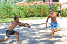 Le petit gabarit des deux volleyeurs bâlois pour la discipline ne les empêche pas de briller. Ici, Florian Breer (1m82) à la passe et Yves Haussener (1m80) dans leurs oeuvres sur le sable de la plage d’Yverdon. © Carole Alkabes