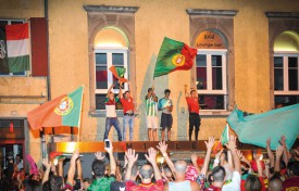 Les Portugais improvisent une ola en pleine rue. © Carole Alkabes