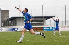 Christophe Hostettler est un des rares joueurs à rester fidèle au FC Baulmes. Le Neuchâtelois, ici exultant après un but face à YB M21, sera entouré de très jeunes partenaires de jeu cette année. © Muriel Antille -a