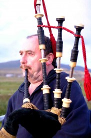 Allan MacDonald, un des meilleurs joueurs de cornemuse d’Ecosse, qui s’est spécialisé dans le classique. Il viendra prêter main forte à Filidh Ruadh, et sera présent, privilège énorme, pour le concert gratuit de vendredi soir. DR
