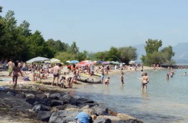 Nombreux sont ceux qui profitent de se rafraîchir dans le lac de Neuchâtel durant l’été. © Duvoinsin -a