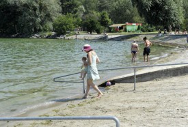 Des mains courantes, des tapis antiglisse et du sable permettent d’entrer dans le lac en toute sécurité, à la plage d’Yverdon-les-Bains. © Michel Duperrex