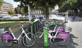 L’une des neuf stations Publibike de la ville, située près du château. © Michel Duperrex