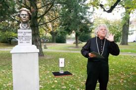 Le buste avait été inauguré en octobre 2007 par André Ravessoud, qui avait été son employé... à défaut d’avoir été son élève. © Muriel Antille -a