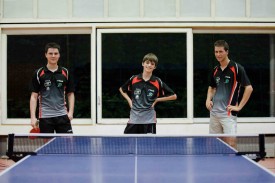 Adrien Forestier, Gilles Vaucher et Romain Béguelin arborent les nouveaux maillots du CTT Yverdon. Qui leur porteront chance? © Muriel Antille