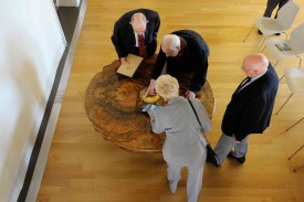 L’ancien conseiller d’Etat Pierre Cevey lit les noms gravés dans la plaque centrale. Il est entouré de Samuel Gurtner, Lousy Bornoz et Savina Bugnon. © Nadine Jacquet