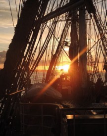 Les marins de la région ont navigué, durant trois jours, sous les ordres de l’équipage du capitaine Pery. De quoi se mettre des images plein la tête. A l’instar de ce magnifique couché de soleil sur la mer... © Christiane Baudraz