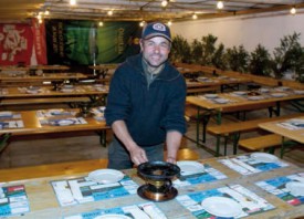 «Dodo» Rochat servait la fondue aux coureurs, au chalet du Suchet. © Champi